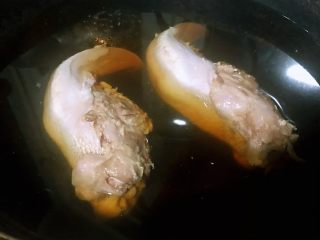 4、卤猪舌,锅中从新倒入适量清水放入猪舌和调味盒再倒入料酒、蚝油、糖、一品鲜酱油大火卤起来