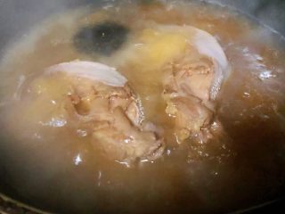 5、卤猪舌,卤20分钟左右放入盐改成中小火再继续卤10分钟