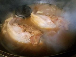 6、卤猪舌,猪舌卤至上色入味最后撒上味精提鲜即可出锅