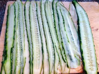 7、卤猪舌,黄瓜用器具片成薄片备用