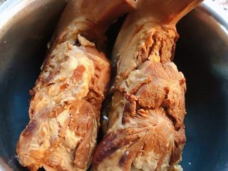 8、卤猪舌,卤好的猪舌好有食欲取出晾至不烫手