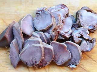 9、卤猪舌,猪舌切成片状