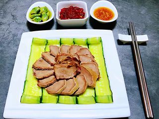 10、卤猪舌,黄瓜片平铺在盘上打底做装饰再摆入猪舌搭配腊八蒜、蒜蓉辣椒酱、爽口蒜汁不同口味不同的味蕾享受