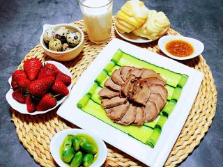 12、卤猪舌,搭配小馒头、牛奶、鹌鹑蛋、草莓酱料好丰盛的早餐哦