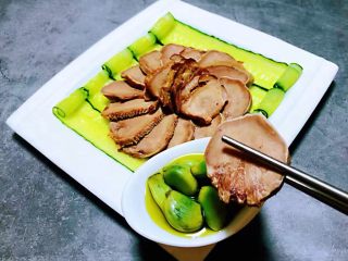 13、卤猪舌,口条肉肉和腊八蒜一起吃即解油腻还不是肉的好滋味