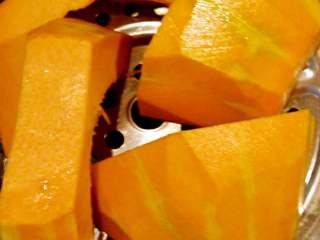 3、南瓜包子(小葱鲜肉馅),切块上蒸锅大火蒸15分钟左右