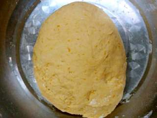 5、南瓜包子(小葱鲜肉馅),加入面粉,8克酵母,一点点白糖(可以助酵母发酵,也可以使包子和馒头表面更加细腻光滑),一丁点小苏打(酵母酸性,小苏打碱性可以中和一下,使包子,馒头更加松软开口),初步搅拌成柔软的面团,盖上盖子醒一下面,期间再揉2-3次。