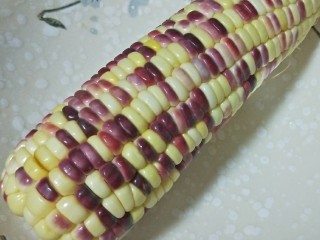 1、软糯玉米土豆咸粥,花色的糯玉米清洗干净，很漂亮吧！