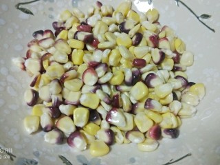 2、软糯玉米土豆咸粥,剥下玉米粒
