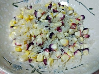 3、软糯玉米土豆咸粥,加适量煮粥的米一起淘洗干净