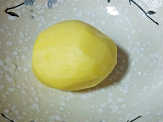 4、软糯玉米土豆咸粥,土豆去皮