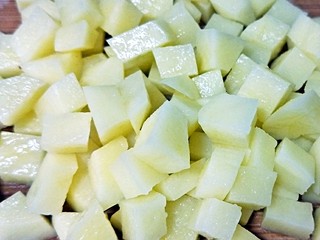 6、软糯玉米土豆咸粥,切条后再切叮