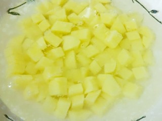 7、软糯玉米土豆咸粥,装盘加水泡一泡，泡出土豆的粉质