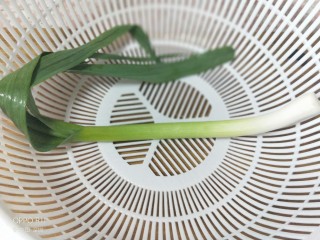 8、软糯玉米土豆咸粥,蒜苗洗净