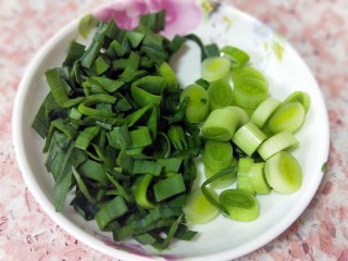 9、软糯玉米土豆咸粥,切小段备用