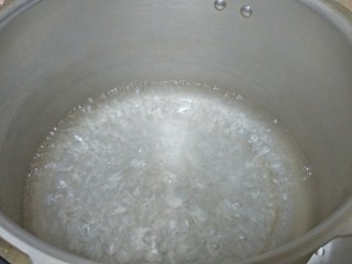 10、软糯玉米土豆咸粥,煮粥的锅加适量水烧开