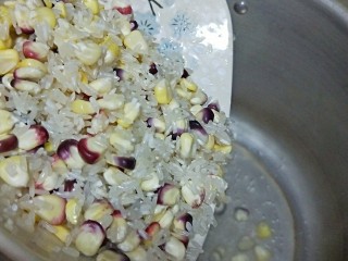 11、软糯玉米土豆咸粥,放入洗净的玉米粒和茉莉香米煮到软烂（用高压锅煮十分钟后关火）