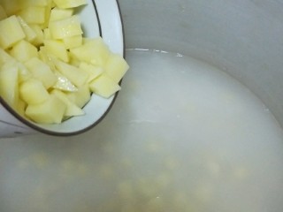 12、软糯玉米土豆咸粥,粥煮好后放凉一会揭盖倒入土豆