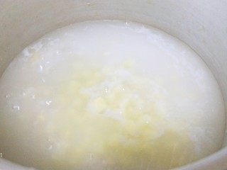13、软糯玉米土豆咸粥,煮几分钟等到土豆煮熟