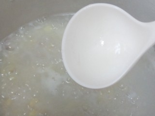 14、软糯玉米土豆咸粥,锅里加一点猪油搅拌一下