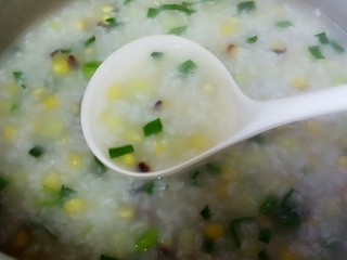 16、软糯玉米土豆咸粥,加适量盐调味