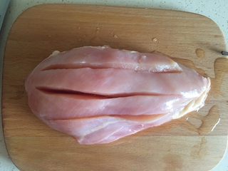 2、无油轻食（减肥版）,也可以片开 但是对于刀工不好的 容易伤到自己，所以我把这个简单化了。大家容易上手