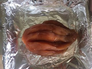 12、无油轻食（减肥版）,鸡胸腌好 放烤箱上下火220度 烤20分钟