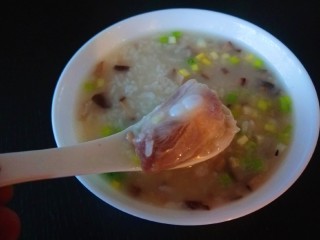 1、香菇排骨粥,早餐一碗香菇排骨粥。