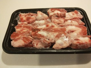 2、香菇排骨粥,精选排骨一盒。