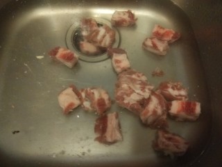 3、香菇排骨粥,泡洗干净。