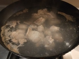 4、香菇排骨粥,焯一下水捞出来。
