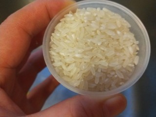 5、香菇排骨粥,大米一百克洗干净。