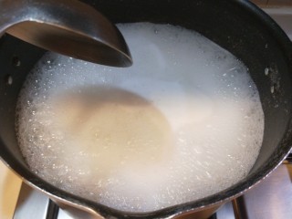 6、香菇排骨粥,加入适量水烧开放入大米。