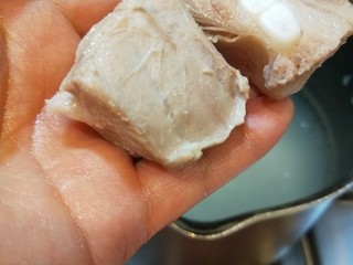 7、香菇排骨粥,在加入排骨一起煮。