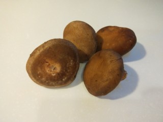 8、香菇排骨粥,新鲜香菇四个。