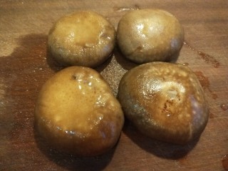 9、香菇排骨粥,洗干净切片。