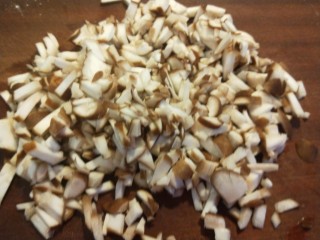 10、香菇排骨粥,在切成小丁。