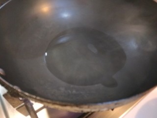 11、香菇排骨粥,锅中倒入适量油烧热。