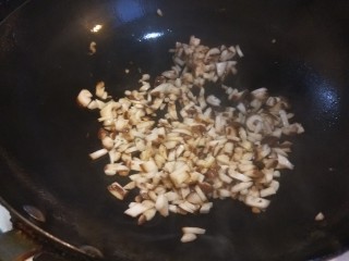 12、香菇排骨粥,加入葱姜炒香倒入香菇炒均匀。