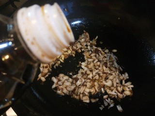 13、香菇排骨粥,加入适量美味鲜酱油炒均匀。