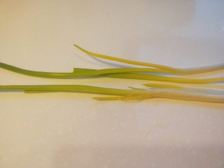 14、香菇排骨粥,香葱切碎。