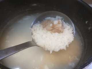 15、香菇排骨粥,熬制排骨软烂，米粘稠度即可。