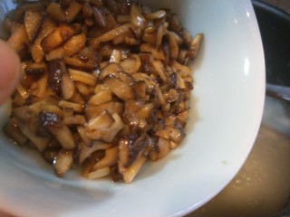 16、香菇排骨粥,倒入炒好的香菇。