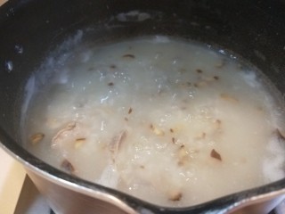 17、香菇排骨粥,加入适量油。