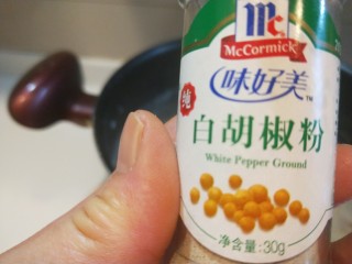 18、香菇排骨粥,加入适量白胡椒。