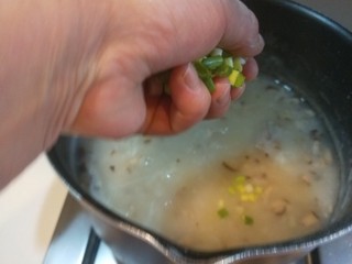 19、香菇排骨粥,撒上香葱即可食用。