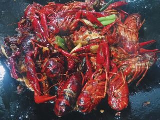 8、川味儿麻辣小龙虾,再倒入小龙虾 大火继续翻炒