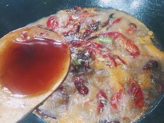 10、川味儿麻辣小龙虾,大火煮五分钟后开盖放适量蚝油提鲜 还可根据个人口味放入适量的盐和味精 再盖上盖子煮20分钟