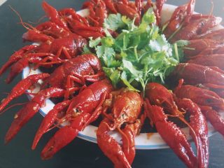 11、川味儿麻辣小龙虾,再收汁（看个人喜欢汁多还是汁少），最后试味起锅