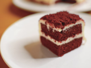 4、红丝绒蛋糕 无需酪乳 奶酪霜抹面,好吃~~